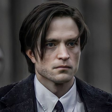 Robert Pattinson Batman Hairstyle, Batman Hairstyle, Villain Actors, Batman Haircut, Heair Style, Ponytail Hairstyles For Men, Batman Cast, Growing Hair Men, Hollywood Outfit