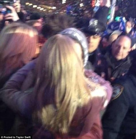 Public midnight kiss: Harry Styles and Taylor Swift kiss as the clock strikes midnight on New Year's Eve in the middle of Times Square Taylor Swift Kiss, Harry Styles Kissing, New Years Eve Kiss, Harry Taylor, New Year's Kiss, One Direction Music, Midnight Kisses, Taylor Swift New, One Direction Pictures