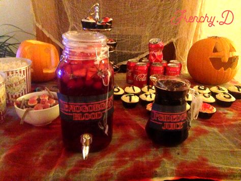 Stranger things themed night - punch/cocktails. Demogorgon blood: red coloured juices/fizzy drink, chopped fruit, strawberry syrup. Upside down juice: darker coloured juices/fizzy drinks (berry/blackcurrant) and blackberries. Add your favourite spirit to either for alcoholic versions. Signs in stranger things style font were printed from makeitstranger.com #strangerthings2 #strangerthingstheme #strangerthingsparty #stangerthingssnacks #strangerthingsdecor #halloween #strangerthingsseason2 Stranger Things Cocktails, Stranger Things Drinks, Chopped Fruit, Stranger Things Halloween Party, Stranger Things Style, Stranger Things Theme, Twilight Party, Red Juice, Fizzy Drinks