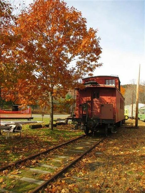 Holyoke Massachusetts, Fall Foliage Road Trips, Scenic Train Rides, New England Road Trip, Tar Heel, New England States, Beautiful Lighthouse, White Mountains, Train Rides