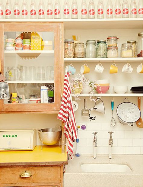 kitchen Cozy Mansion, Double Oven Kitchen, Model Dapur, Colourful Kitchen, Vintage Homes, Cabin Kitchen, Pretty Kitchen, Casa Vintage, Cottage Kitchens