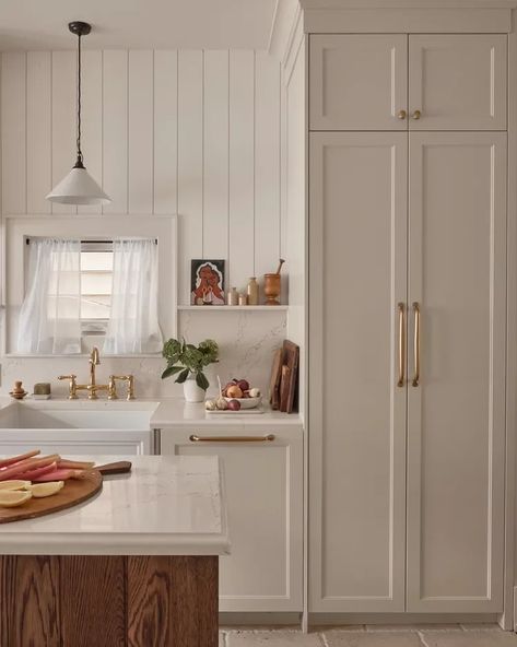 20 Cream Kitchen Cabinets That Feel Fresh and New Ashley Montgomery, Beadboard Kitchen, Cream Kitchen Cabinets, Shiplap Backsplash, Cream Kitchen, Glass Front Cabinets, All White Kitchen, Gold Kitchen, White Countertops