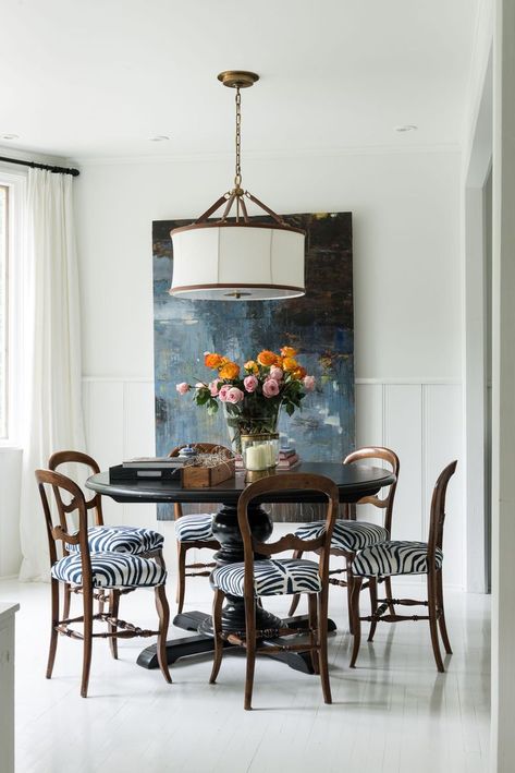 Modern Traditional Dining Room, Eclectic Dining Room, Eclectic Dining, Round Dining Room, White Dining Room, Traditional Dining, Traditional Dining Room, Grey Flooring, Dining Room Inspiration