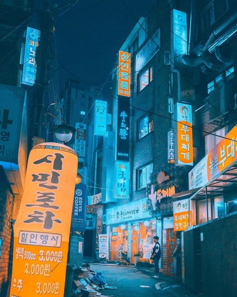 Cultist Character Design, Korean Aesthetic Wallpaper, Aesthetic City Wallpaper, Singapore Bar, Cyberpunk Photography, Phone Asthetic, Cyberpunk Vaporwave, Alley Way, Aesthetic Scenery