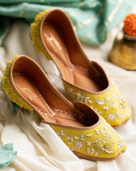 Punjabi Jutti Wedding, Khussa Designs, Wedding Swag, Rajputi Jewellery, Shoes Fashion Photography, Indian Shoes, Anushree Reddy, Punjabi Jutti, Footwear Design