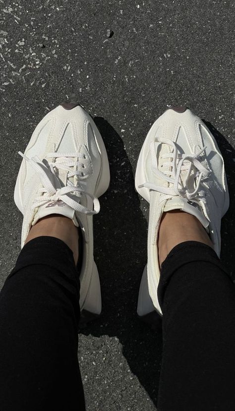 Off White Color Palette, White Color Palette, Sneaker Bar, Zapatillas New Balance, New Balance Style, New Balance Outfit, Retro Love, New Balance 327, Balance Sneakers