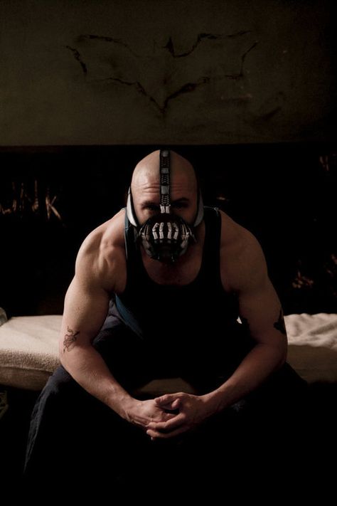 Tom Hardy - Bane those shoulders and arms Villains Design, توم هاردي, Tom Hardy Bane, Bane Batman, Dark Things, Univers Dc, Dream Husband, Fav Celebrities, Emo Wallpaper