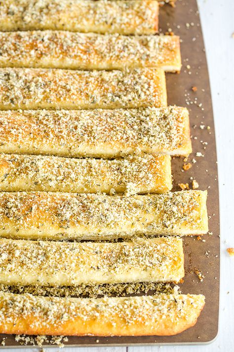 A copycat recipe for Pizza Hut breadsticks, made from scratch. Chewy, buttery, loaded with seasonings and an easy dipping sauce! Copycat Pizza Hut, Pizza Hut Breadsticks, Recipe For Pizza, Bread Stick, Easy Dipping Sauce, Bread Sticks, Pizza Margherita, Copycat Restaurant Recipes, Master Chef