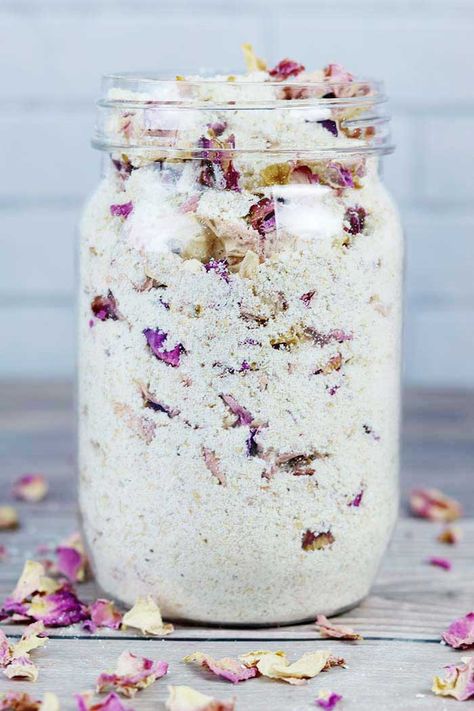 Rose Milk Bath Tea Recipe for Dry Skin - Everything Pretty Diy Herbal Bath Salts, Rose Milk Bath, Bath Salt Recipe, Bath Recipes Diy, Bath Tea Recipe, Homemade Bath Salts Recipe, Milk Bath Recipe, Bath Soak Recipe, Herbal Bath Salts