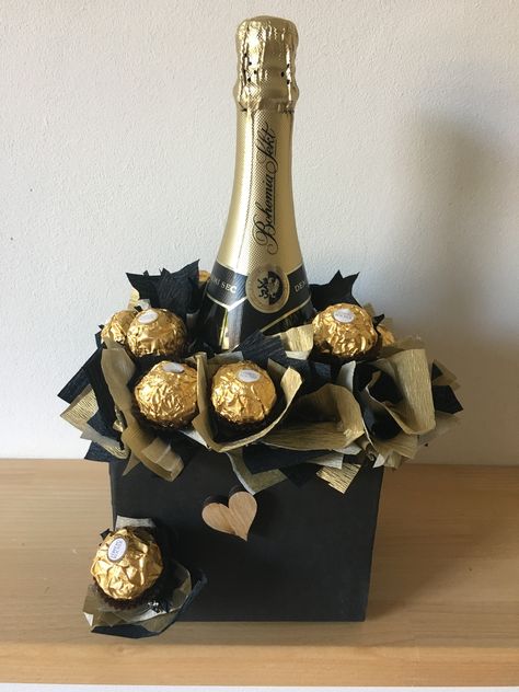 Box Decoration, Chocolate Diy, Candy Bouquet Diy, Wedding Gifts Packaging, Flower Box Gift, Bottle Wrapping, Diy Presents, Chocolate Bouquet, Christmas Gift Baskets