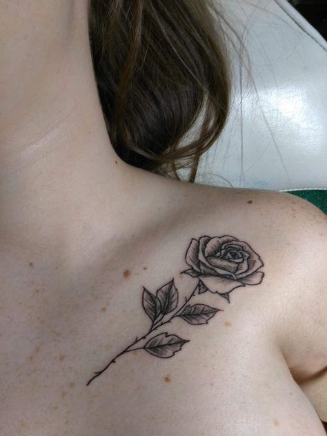 Colar Bone Rose Tattoo For Women, Collarbone Rose Tattoos For Women, Roses On Collar Bone Tattoo, Roses Collar Bone Tattoo, Collarbone Tattoo Rose, Small Rose Tattoo On Shoulder, Rose On Collar Bone Tattoo, Rose Collarbone Tattoo, Collar Bone Tattoo Rose