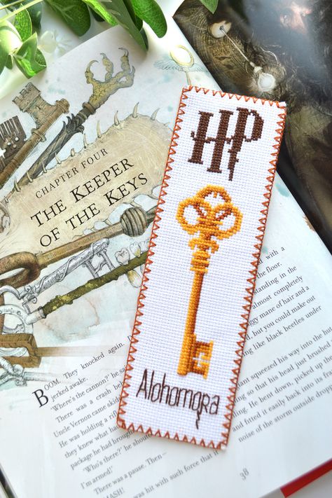 🗝️Harry Potter cross stitching sewing kit "The Unlocking Charm Alohomora" 🔐. #crossstitchkitscounted #countedcrossstitchkitsetsy #crossstitchkits #harrypotter #harrypottercrossstitch #harrypottercraftsforkids #harrypotterbookmarkdiy #crossstitchbookmarks #embroiderykits #embroiderybookmarkdiy #embroiderybookmarkcrossstitch #diygifts #alohomoracrossstitch #alohomorakey #harrypotteralohomorakey #bookwormsgifts #unlockingcharm Harry Potter Cross Stitch Pattern, Cross Stitch Harry Potter, Harry Potter Bookmark, Cross Stitch Bookmark, Stitch Bookmark, Bookmark Pattern, Embroidery Design Download, Cross Stitch Bookmarks, Diy Set