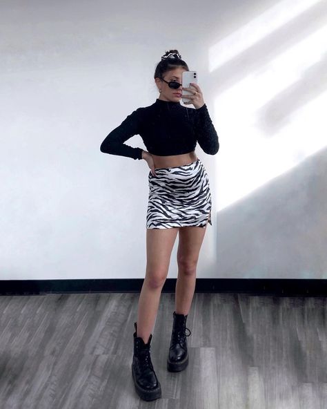 Zebra Skirt Outfit, Zebra Skirt, Printed Skirt Outfit, Zebra Print Skirt, Miniskirt Outfits, Fashion Aesthetics, Skirt Outfit, Outfits Casuales, Skirt Outfits