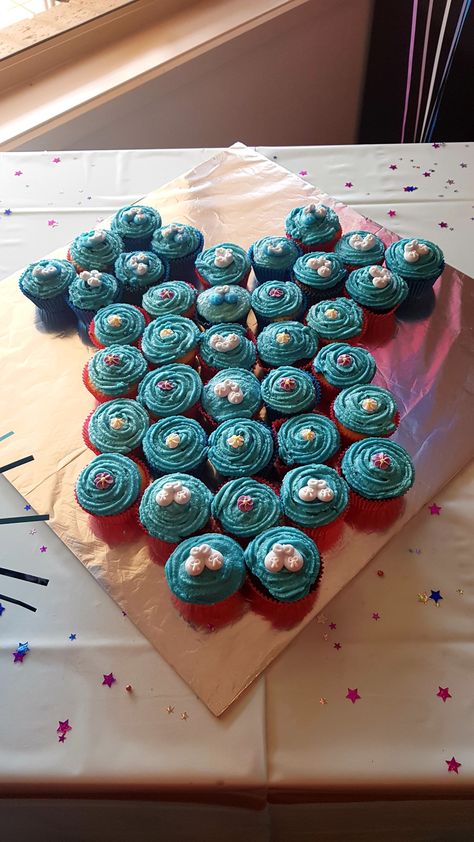 Gender Reveal Cookie Cake, Blue Pull Apart Cupcakes, Pull Apart Cupcake Ideas, Gender Reveal Pull Apart Cupcakes, Cookie Cake Gender Reveal, Baby Boy Shower Cupcakes, Gender Reveal Bundt Cake, Cupcake Cakes Pull Apart, Baby Shower Cupcake Cakes Pull Apart