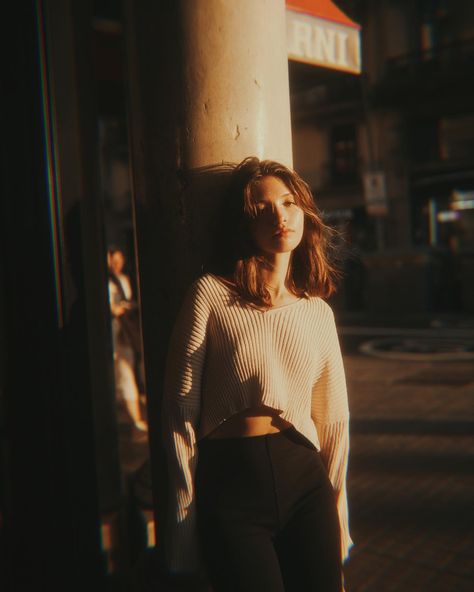 Night Photography Portrait, City Fashion Photography, Street Photography People, Film Portrait, Night Portrait, Indoor Photography, Photographer Inspiration, Portrait Photography Women, Street Portrait