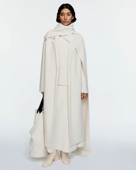 Looks from the Joseph RTW Fall 2024 collection. Color Block Coats, Joseph Fashion, Smart Outfit, Cashmere Coat, 2024 Collection, Fall 2024, Winter Fashion Outfits, Minimal Fashion, Minimalist Fashion