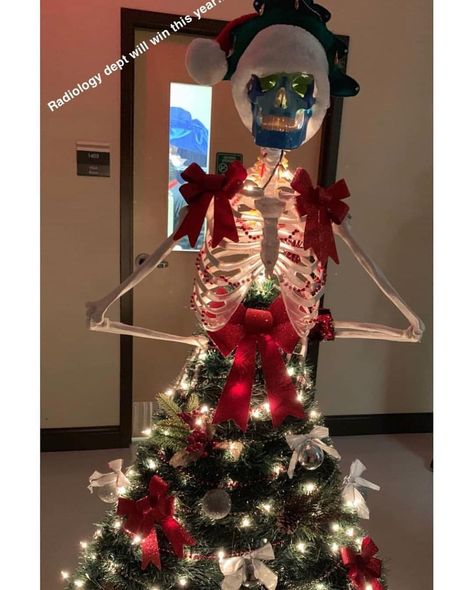 Radiology Memes on Instagram: “Get yourself a Rad Tree 🌲 this year Repost from @rebeccalparsons . . . #radiologymeme #radiologymemes #medicalimaging #radiology #rad…” Simple Christmas Door Decorations, Christmas Door Decorations Ideas, Wrecking Ball Miley Cyrus, Door Decoration For Preschool, Radiology Christmas, Radiology Humor, Diy Christmas Door Decorations, Door Decorations Classroom Christmas, Holiday Door Decorations