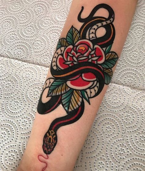 Traditional Snake Tattoo, Old School Tattoos, Traditional Tattoo Inspiration, Finger Tats, Tattoos Mandala, Traditional Tattoo Sleeve, Snake Tattoo Design, 4 Tattoo, Leg Tattoos Women