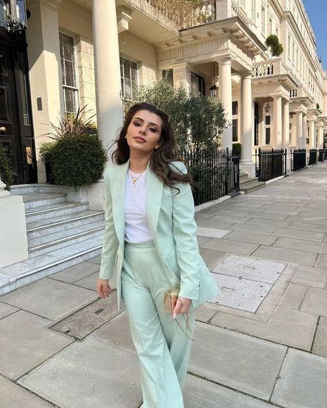 Sarah | Fashion + Beauty on Instagram: "Couldn’t resist buying this cute mint green suit set for spring ✨ Blazer: @zara reference: 2395/732 Trousers: @zara reference: 2366/732 ——————————— #neutralstyle #minimalstyle #fashioninspo #effortlesschic #casualoutfit #classystreetwear #classystreetweargirls #streetstyle #ootdfashion #ootdstyle #minimalstyle #minimalstreetstyle #everydaystyle #streetstyleluxe #moodyfeed #cozyvibes #springfashion" Green Mint Outfit, Green Suit Women, Season Palette, Mint Green Outfits, Mint Green Blazer, Mint Green Pants, Mint Outfit, Blazer Zara, Spring Blazer