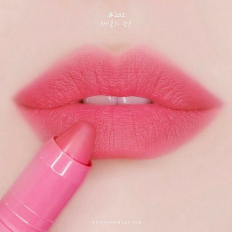 Light Spring Lipstick, Lipstick Colors For Brunettes, Light Lipstick Shades, Best Mac Lipstick Colors, Spring Lipstick Colors, Pretty Lipstick Colors, Natural Lipstick Colors, Spring Lipstick, Light Pink Lipstick