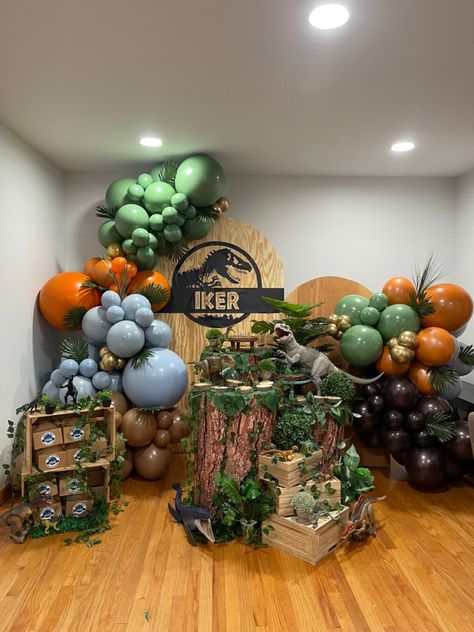 Jurassic Park Birthday Decorations, T Rex Party Decorations, Dainasor Birthday Decoration, Trex Birthday Party Decorating Ideas, Dinousar Party Decorations Boy, Jurassic Park Party Balloons, Jurassic World Birthday Party Decor, Dinosaur Birthday Theme Decorations, Jurrasic Park Birthday Party Decor