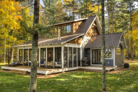 Lake House Ideas Outdoor, Scandinavian Cabin Exterior, Small Lake Cabins, Lake House Ideas, Scandinavian Exterior, Prefab Cottages, Small Lake Houses, Lake House Cabin, Scandinavian Cabin