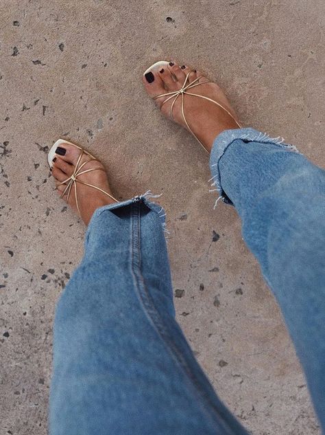 Sandals that go with everything: jeans with gold strappy sandals Gold Strappy Sandals, Staple Shoes, Sandals Outfit, Easy Style, Outfit Jeans, Stylish Sandals, Gold Sandals, Carrie Bradshaw, Mode Streetwear