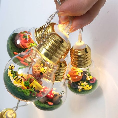 💕String lightbulbs decorated with nature sceneries in polymer clay. These fairy-light light-bulbs are a unique piece of art. Every single… Clay Things, Lightbulbs, Fairy Light, Piece Of Art, Nature Decor, Piece Of Me, Amigurumi Doll, Fairy Lights, Light Bulbs