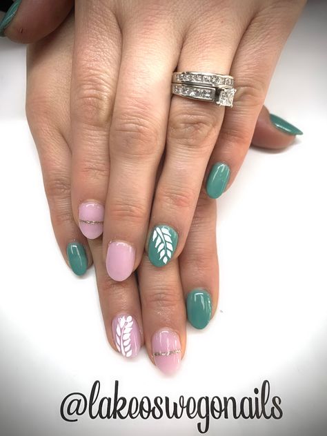 Hunter Green And Pink Nails, Coral And Green Nails, Emerald Green And Pink Nails, Green And Coral Nails, Light Green Nails Designs, Green Manicure Ideas, Pink And Green Nails Design, Aka Nails, Green And Pink Nails