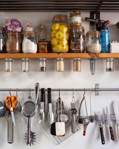 The social food on Instagram: “🍴✂️🧷🔪⛏🧯⏲🧂 #kitchen #thesocialfood” Ikea Cabinet Kitchen, Bathroom Ikea, Steel Countertops, Glamorous Kitchen, Ikea Cabinet, Ikea Hack Kitchen, Vintage Cookware, Stainless Steel Countertops, Kitchen Renovations