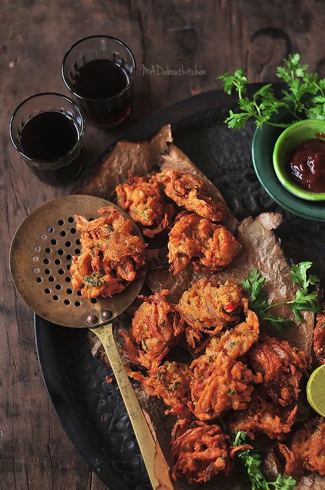 Onion Fritters, Delicious Food Image, Indian Food Photography, Amazing Food Photography, Indian Tea, Food Photoshoot, Desi Food, Tea Time Snacks, Indian Street Food