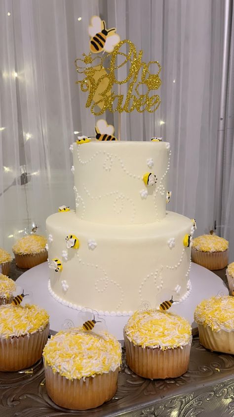 Bee inspired baby shower party cake ans cupcakes Parents To Bee Cake, Mama To Bee Baby Shower Theme, Honey Bee Baby Shower Cake, Mommy To Bee Baby Shower Theme, Bee Themed Baby Shower Ideas, Bumble Bee Baby Shower Ideas, Bumble Bee Baby Shower Cake, Bee Themed Cake, Baby Shower Bee Theme