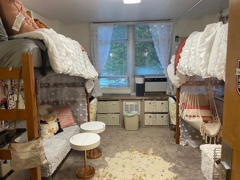 Lofted Dorm Beds, Dorm Beds, Dorm Comforters, Dorm Room Layouts, Dorm Aesthetic, Dream Dorm Room, Dorm Room Styles, Freshman Dorm, College Acceptance