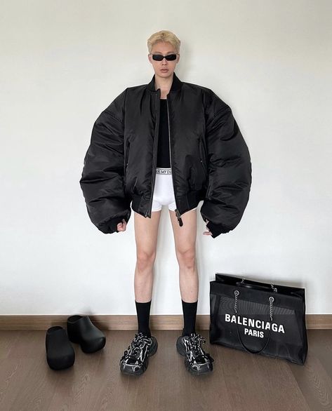 Balenciaga Outfit, Jacket Inspiration, Balenciaga Spring, Angel Fashion, Diane Arbus, Cool Fits, Fitness Inspo, Surrealism, Balenciaga