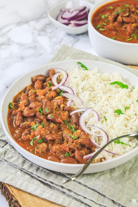 Craving for an authentic Punjabi rajma recipe? You are at the right place. This rajma masala is very easy to make with basic ingredients. Not to forget, it makes a delicious, comforting, and healthy meal when served with rice and it’s called rajma chawal. Punjabi Rice Recipe, Rajma Rice, Rajma Masala Recipe, Honey Chilli Potato, Kidney Bean Curry, Rajma Chawal, Rajma Masala, Rajma Recipe, Chilli Potato