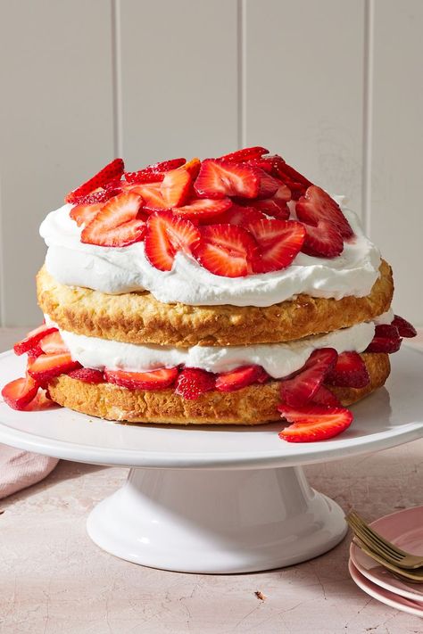 Strawberry Shortcake Strawberry Cream Cake, Strawberry Sponge Cake, Strawberry Cream Cakes, Dessert Oreo, Easter Desserts Recipes, Sponge Cake Recipes, Gateaux Cake, Cream Cakes, Strawberry Cream