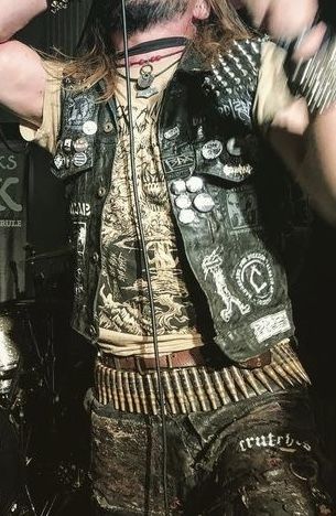 Crust Punk Jacket, Metalhead Clothes, Crust Punk Aesthetic, Crust Punk Fashion, Crust Jacket, Grunge Punk Outfits, Ropa Punk Rock, Gutter Punk, Battle Jackets