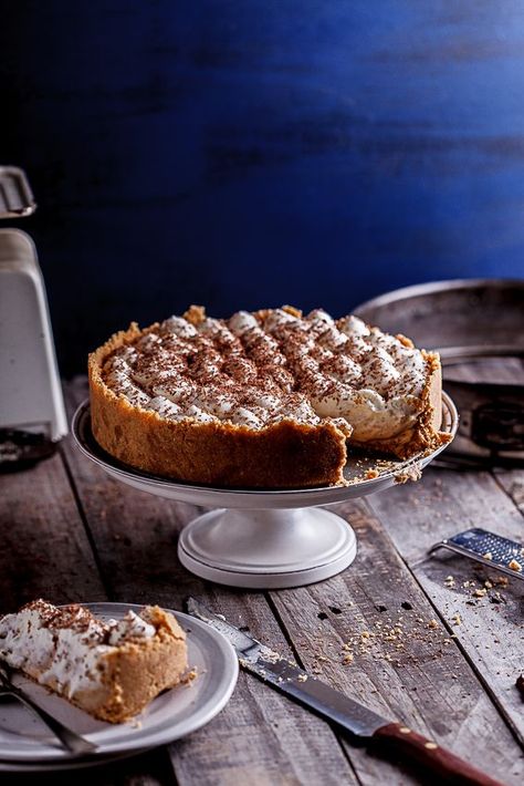 Delectable banoffee pie with white chocolate mousse and a buttery cookie crust. Mounds Cake, Classic Apple Pie Recipe, Banoffee Pie Recipe, Cookie Sandwiches, Classic Apple Pie, White Chocolate Mousse, Banoffee Pie, Pastry Pie, Best Sweets