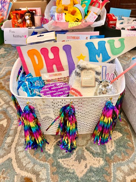 Sority Gift Baskets, Bid Day Gifts Sorority, Big Little Diy Gifts, Phi Mu Big Little Baskets, Sorority Gift Baskets Big Little Ideas, Big Little Basket Fillers, Big Little Bed Decorating, Big Little Reveal Basket, Big Little Hint Ideas