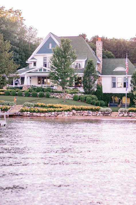 Cottages Modern, Cottages In The Woods, Modern Cottages, Coastal Cottages, Cozy Eclectic, Michigan Cottage, Walloon Lake, Unique Cottages, Lake Houses Exterior