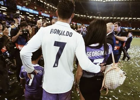 Trophy Pictures, Cristiano Georgina, Cute Soccer Couples, Ronaldo Wife, Cristiano R, Soccer Wife, Cr7 Wallpapers, Cristiano Ronaldo Manchester, Cristiano Ronaldo Junior