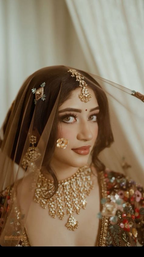 Classic Indian Bride, Indian Bridal Photo Shoot, Aesthetic Bridal Shoot, Jodha Bridal Look, Desi Bridal Hairstyles, Desi Bride Aesthetic, Makeup Looks Bridal Indian, Punjabi Bride Look, Traditional Punjabi Bride