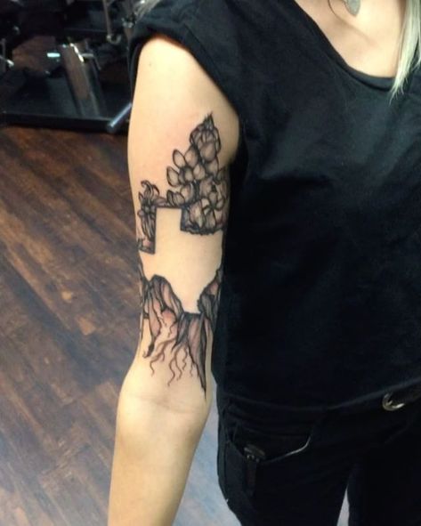 Bluebonnet around Texas outline. Cool idea but with different flowers and West Virginia Tattoo Ideas Female Side, Longhorn Tattoo, Texas Tattoo, Texas Outline, Army Symbol, Wilted Flowers, Texas Tattoos, Outline Tattoo, Western Tattoos