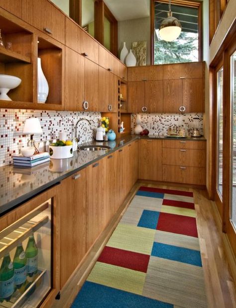 Mid Century Modern Door, Mid Century Modern Kitchen Design, Modern Mid Century Kitchen, Mcm Kitchen, Desain Pantry, Eclectic Kitchen, Mid Century Modern Kitchen, Mid Century Modern Interiors, Mid Century Kitchen