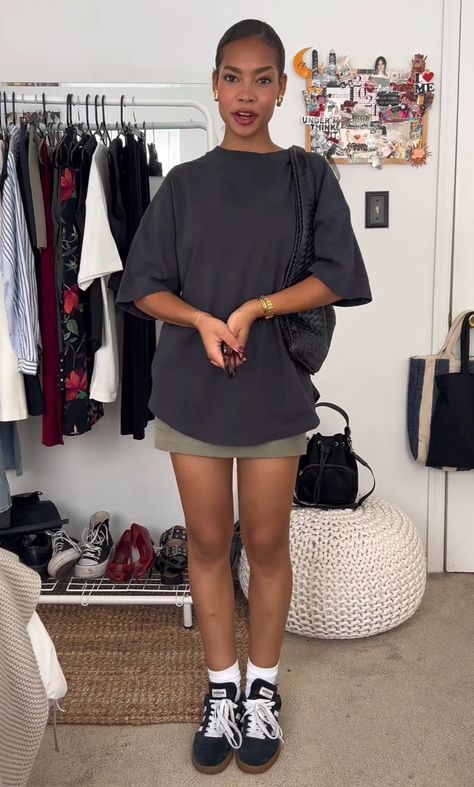 Black Oversized T Shirt Outfit, Baggy Tshirt Outfit Summer, Arizona Summer Outfits, Outfit Biker, Look Adidas, Biker Shorts Outfit, Effortlessly Chic Outfits, Spring Fits, Fire Fits