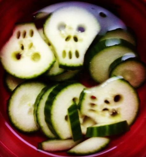 Pickled Cucumber Skulls Plat Halloween, Childrens Halloween Party, Menu Halloween, Halloween Snacks For Kids, Recetas Halloween, Kids Halloween Food, Halloween Food Appetizers, Halloween Cake Pops, Healthy Halloween Treats