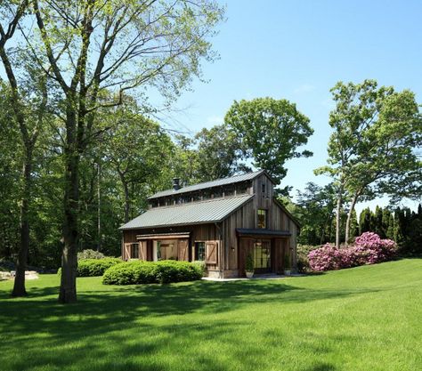 Tom Brady and Gisele Bundchen's Home Barn Guest House Yoga Studio Gisele Bundchen House, Barn Guest House, Farm Guest House, Tom Brady And Gisele Bundchen, Tom Brady And Gisele, Home Parties, 31 Bags, Barn Design, Barn Homes