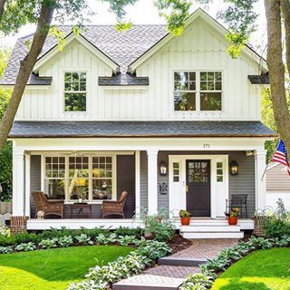 Pretty Beach House, Modern Farmhouse Porch, Gray House, Beach House Exterior, Cottage Style Home, Classic Cottage, American Farmhouse, Farmhouse Front Porches, Cottage Style Homes