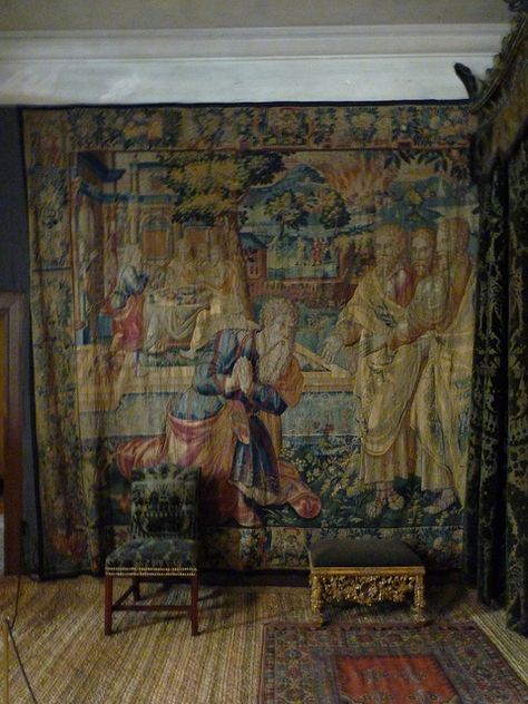 Hardwick Hall green velvet bedroom tapestry #GISSLER #interiordesign Green Velvet Bedroom, Old English Manor, Hardwick Hall, Bedroom Tapestry, Velvet Bedroom, Royal Room, Chateaux Interiors, Tapestry Room, Medieval Tapestry