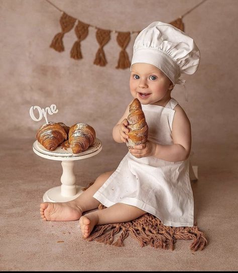 Baby Cooking Photoshoot, 10 Months Photoshoot Ideas, Baby Chef Photo, Baby Monthly Photo Ideas, Shooting Photo Studio, Baby Baker, Baby Chef, Baby Birthday Photoshoot, Toddler Photoshoot